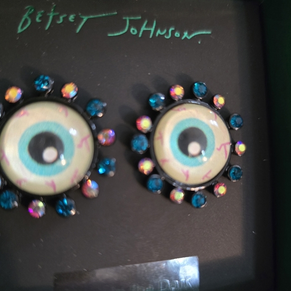 Betsey Johnson Eyeball button earrings! NWT - Picture 11 of 12